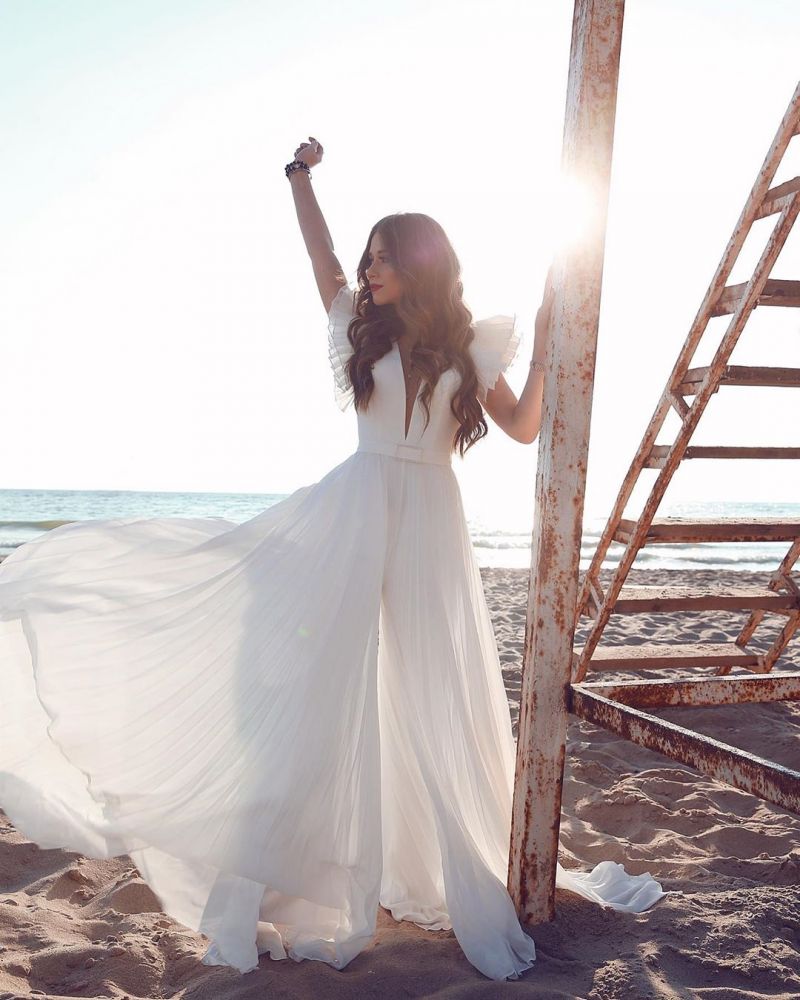 Vestido de novia de playa de verano con cuello en V y mangas con volantes de gasa blanco