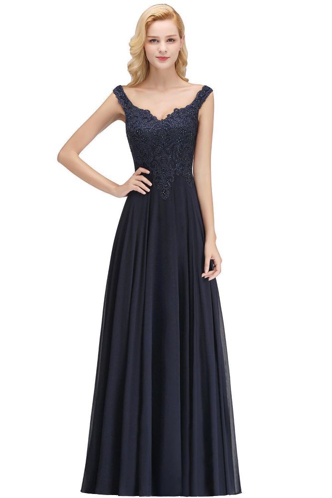 Elegante vestido largo de noche azul marino con hombros descubiertos y pliegues suaves